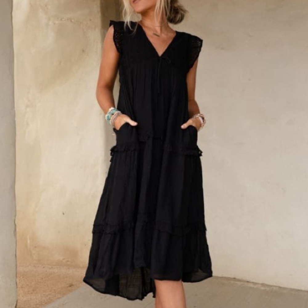 &merci Eyelet Scallop Edge Midi Dress!
